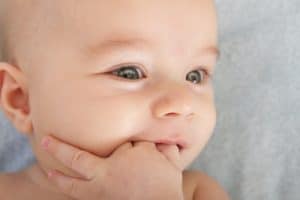 Ząbkowanie u niemowląt to nieprzespane noce i dyskomfort