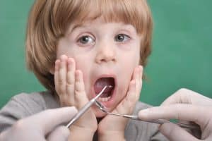Wizyta u dentysty małego dziecka