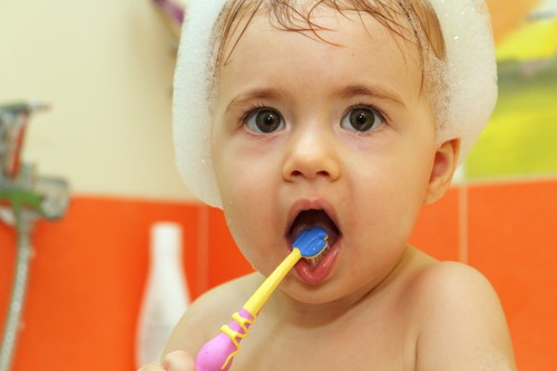 Czym myć zęby rocznemu dziecku