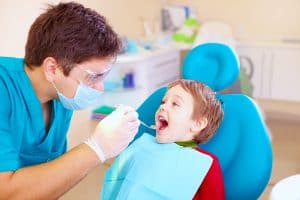 Profilaktyka ortodontyczna wymaga częstych wizyt u dentysty.