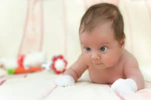 Wada wzroku u dzieci może się ujawnić już w wieku niemowlęcym.